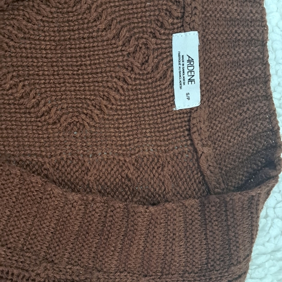 A sweater - Picture 10 of 10